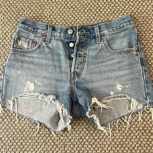 Levi Ripped Jean Short Medium Wash